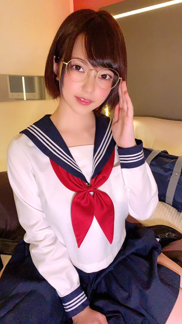 胸比脸大！ 雪白牛奶肌眼镜妹「初爱宁宁」挺H罩杯AV出道！