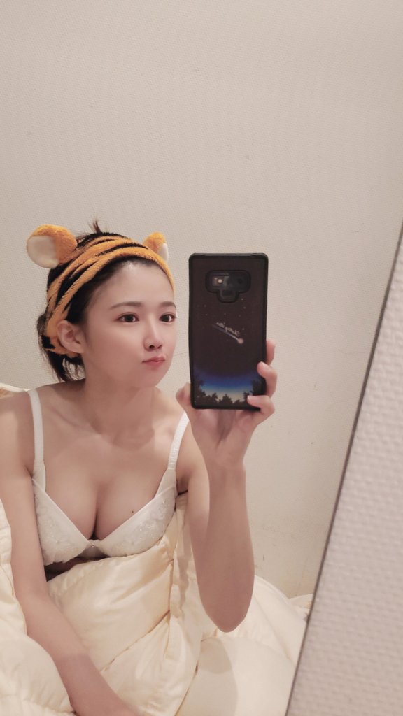狂吸上千次观看！魔鬼身材新人女演员「诗音乃兰」身穿性感女仆装摇来摇去...！