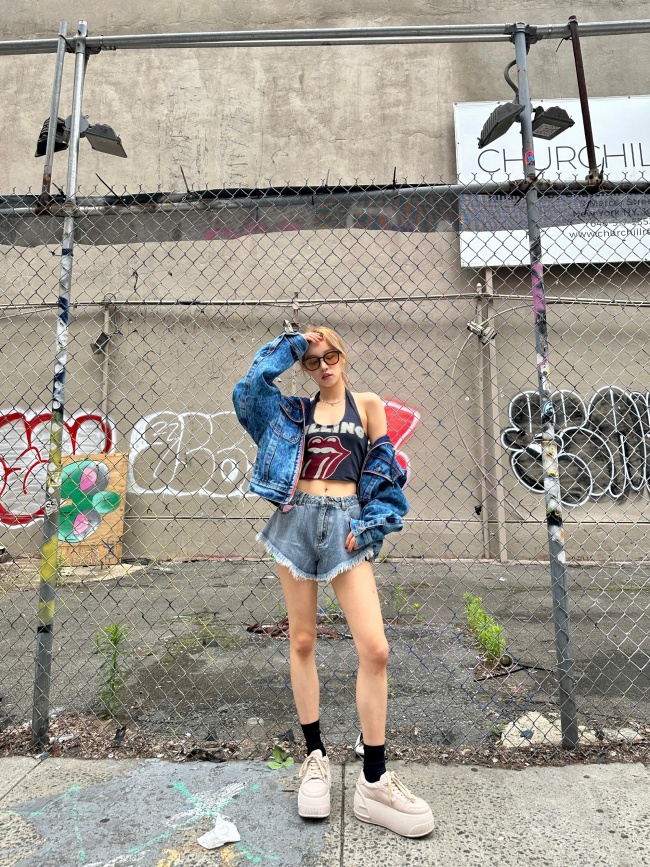 宋雨琦穿挂脖装露美背 戴墨镜扮酷秒变辣妹
