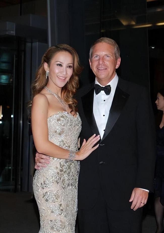 李玟二姐否认与李玟老公同发讣告 李玟老公Bruce发讣告称不舍挚爱