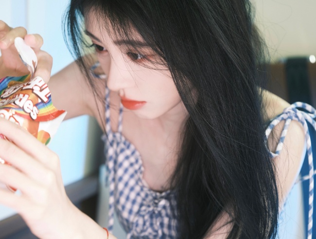 鞠婧祎穿蓝格纹吊带清纯甜美 双手捧脸卖萌