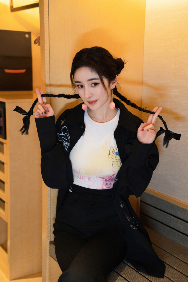 杨幂密室大逃脱工作写真释出 梳着辫子的可爱姑娘