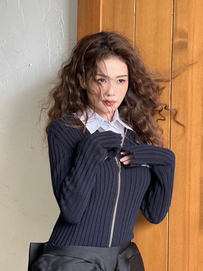 白鹿穿碎花短裙露美腿 皮肤白皙红唇吸睛