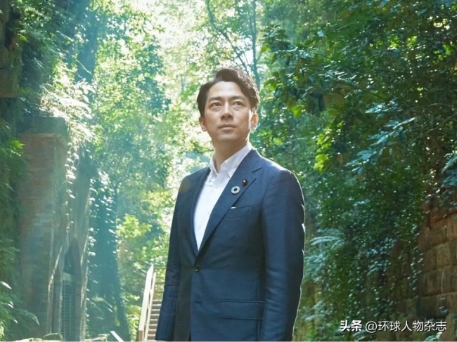 “拜鬼”半个多月后，他搞了一出“福岛冲浪秀”
