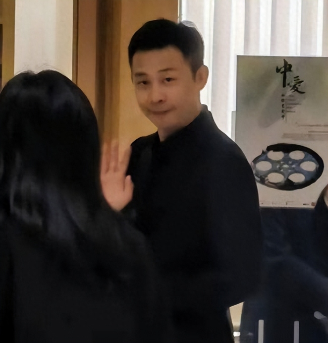 张译现身都柏林孔子学院 与粉丝挥手微笑儒雅温柔