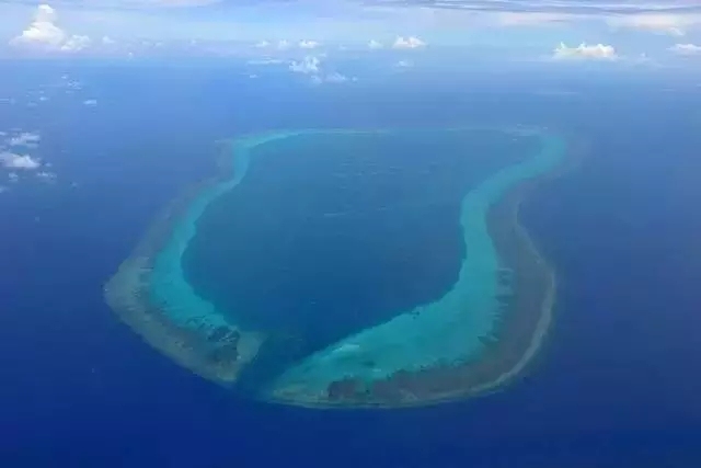 菲律宾1艘炮艇执意侵闯中国黄岩岛，中国海警船依法予以驱离