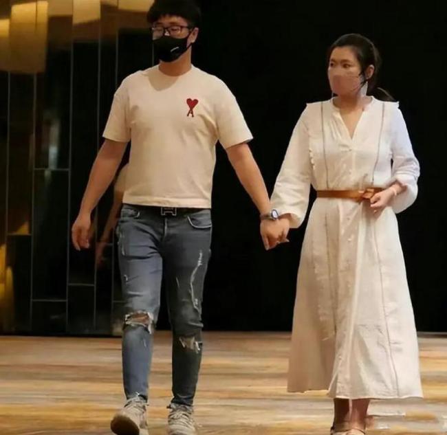 妹妹曝Selina近状：享受当妈 与小男友没结婚规划
