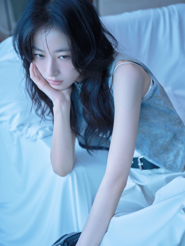 周雨彤蓝白造型简单干净 清爽松弛自由随性