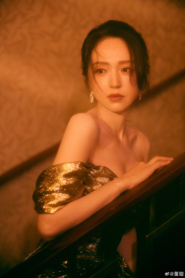 董璇金色抹胸裙复古高贵 朦胧美丽又优雅