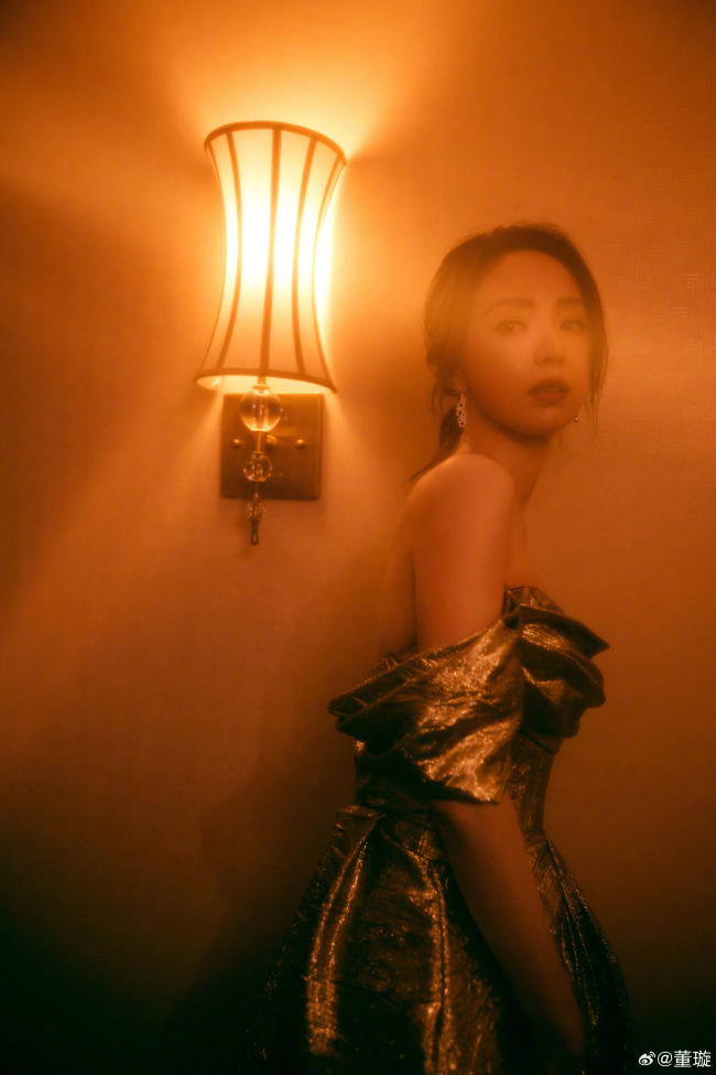 董璇金色抹胸裙复古高贵 朦胧美丽又优雅