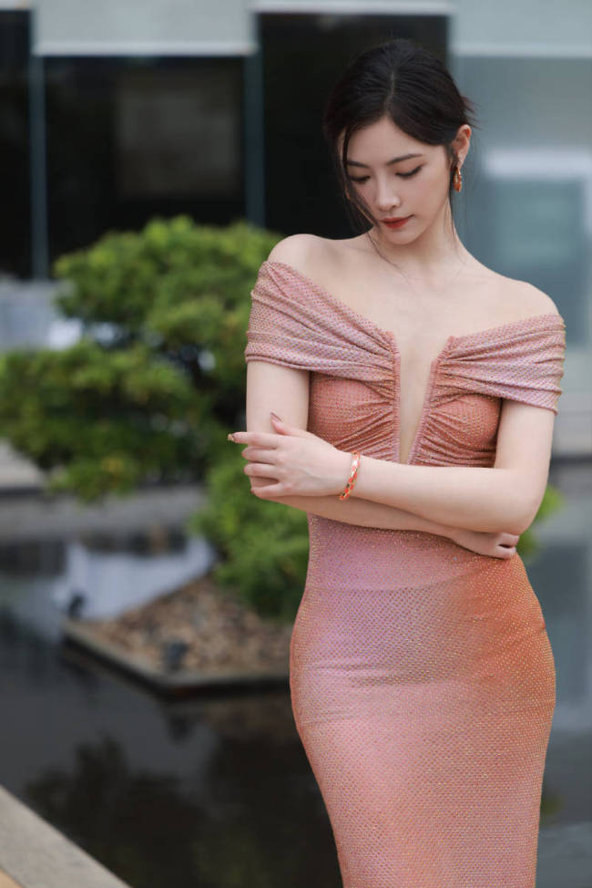 许佳琪桃粉碎金写真释出 扎发配深V紧身裙性感可爱