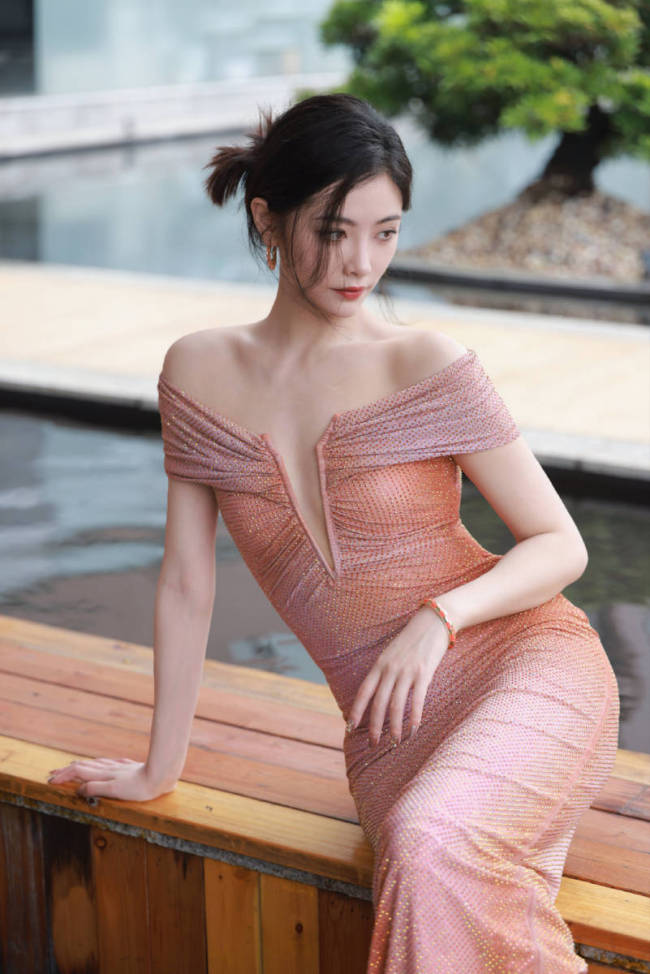 许佳琪桃粉碎金写真释出 扎发配深V紧身裙性感可爱