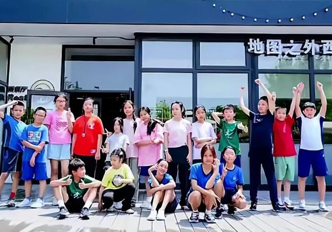 李小璐晒11岁甜馨小学毕业照 母女同框似姐妹
