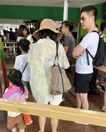网友在新加坡偶遇小S老公 与陌生女子同行引争议
