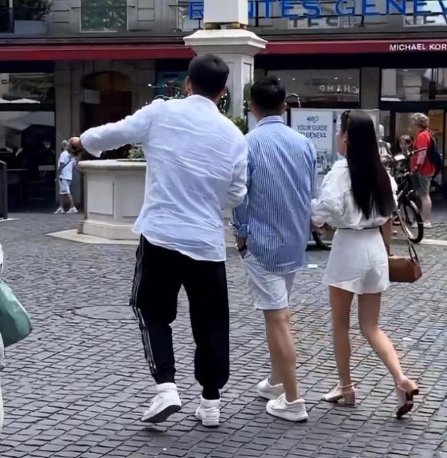 汪小菲把头像换成夫妻合照 正式脱离大S开始新生活