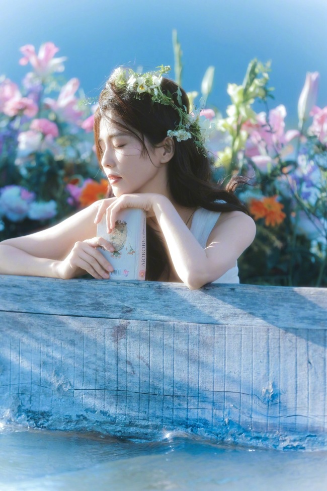 白鹿穿白色长裙花海漂流 头戴花环如仙子