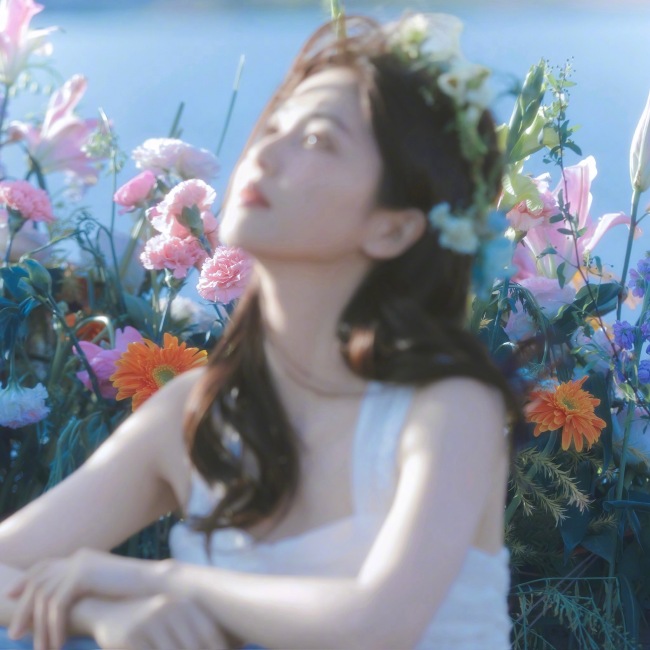 白鹿穿白色长裙花海漂流 头戴花环如仙子