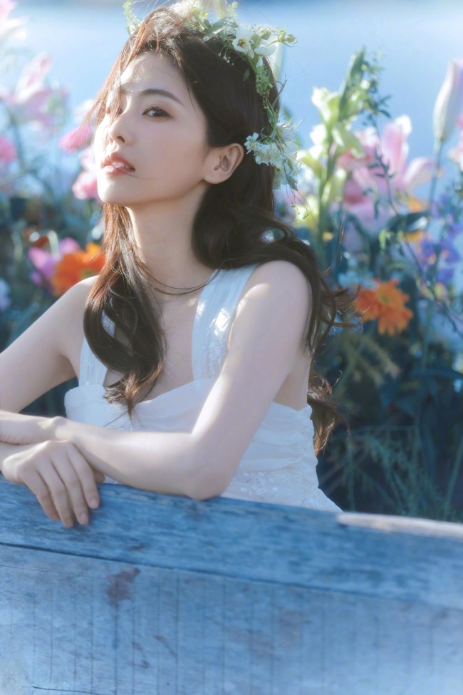 白鹿穿白色长裙花海漂流 头戴花环如仙子