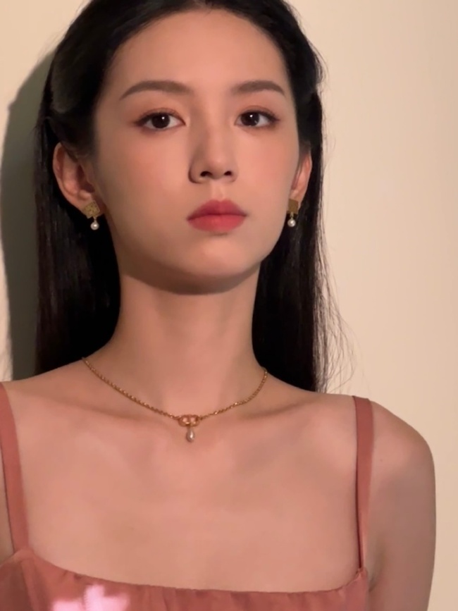 周也穿皮粉吊带动又甜又A 烟粉系妆容也好美好温柔