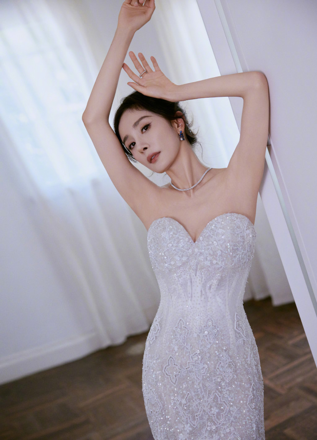 杨幂穿纯白鱼尾裙 成熟优雅如性感猫咪