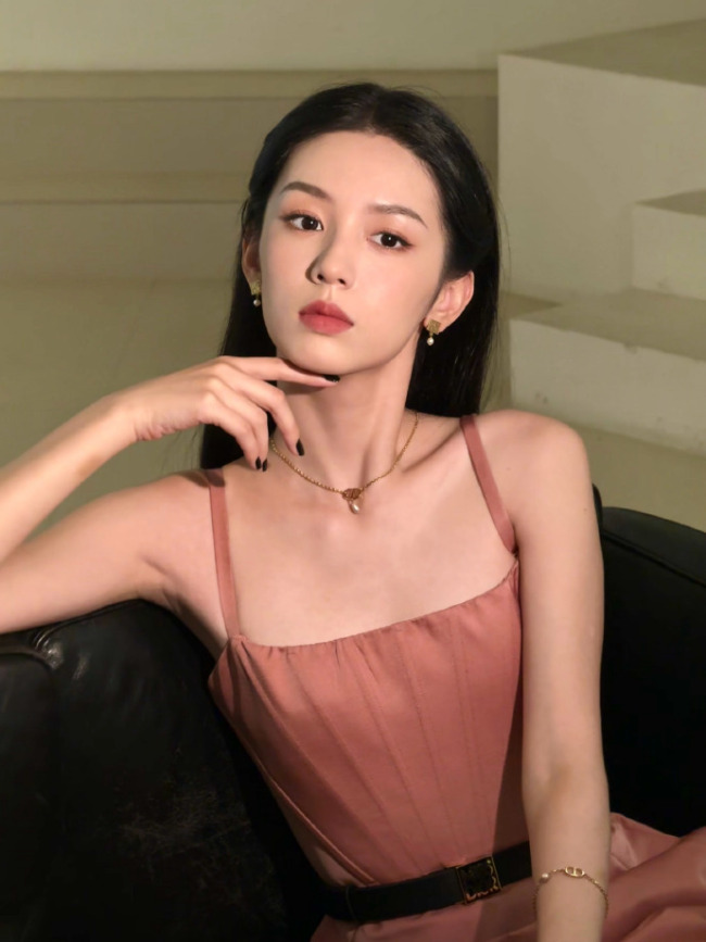 周也穿皮粉吊带动又甜又A 烟粉系妆容也好美好温柔