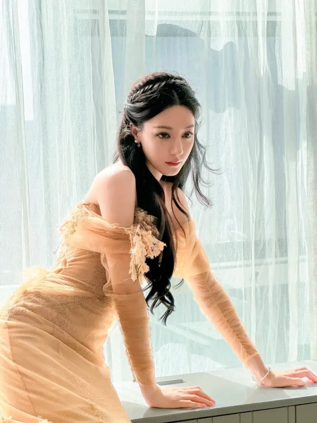 迪丽热巴穿金色鱼尾裙身姿曼妙