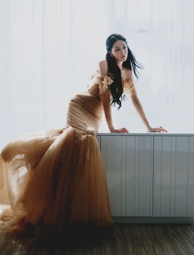 迪丽热巴穿金色鱼尾裙身姿曼妙