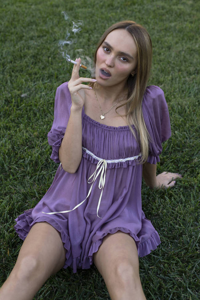 德普女儿时尚大片释出 身穿蕾丝吊带裙性感迷人