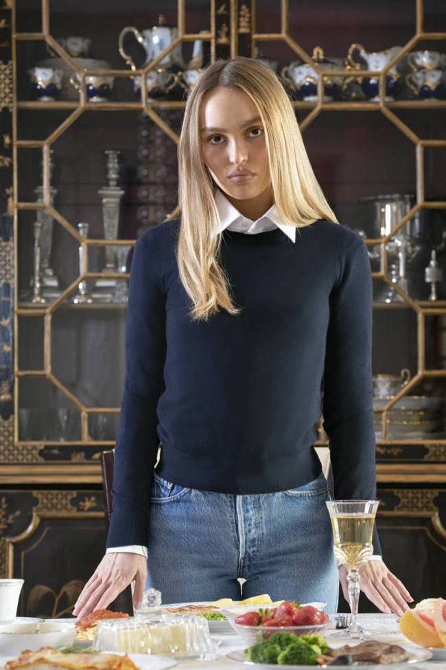 德普女儿时尚大片释出 身穿蕾丝吊带裙性感迷人