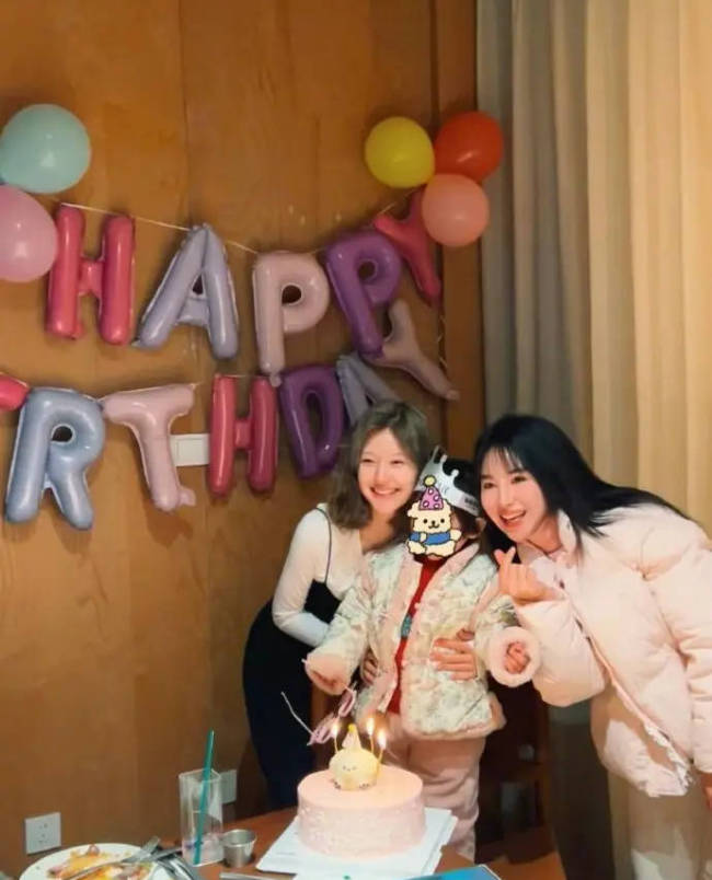 赵露思为朋友女儿过生日 抱着小朋友笑容灿烂