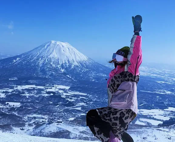 李彩桦日本滑雪掉进2米深洞 大喊救命幸运被救起