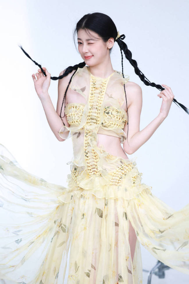 赵昭仪穿镂空装秀曼妙身姿 扎双麻花辫显少女活力