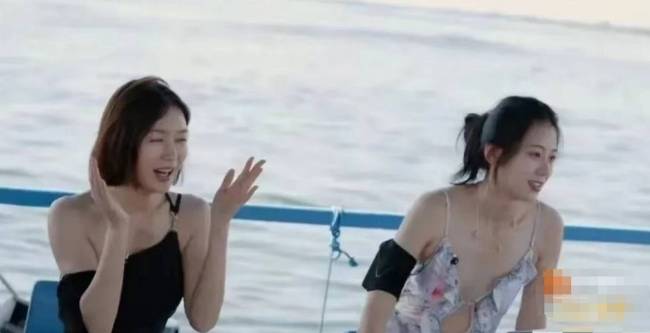 赵昭仪穿镂空装秀曼妙身姿 扎双麻花辫显少女活力
