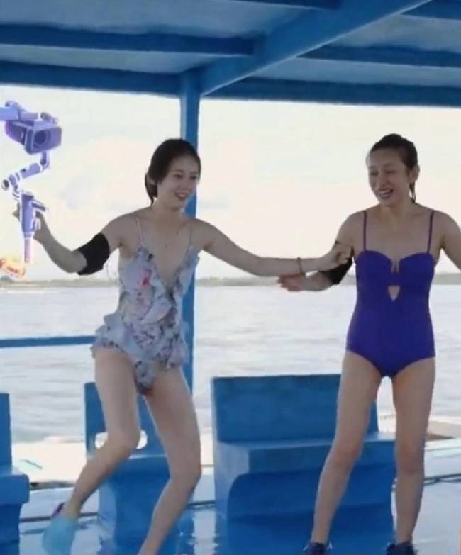 赵昭仪穿镂空装秀曼妙身姿 扎双麻花辫显少女活力