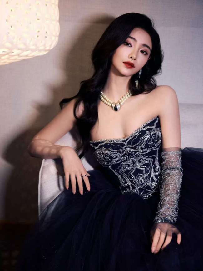 许佳琪穿抹胸纱裙宛如复古美人 锁骨线条格外吸睛