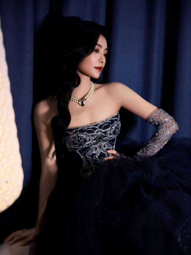 许佳琪穿抹胸纱裙宛如复古美人 锁骨线条格外吸睛