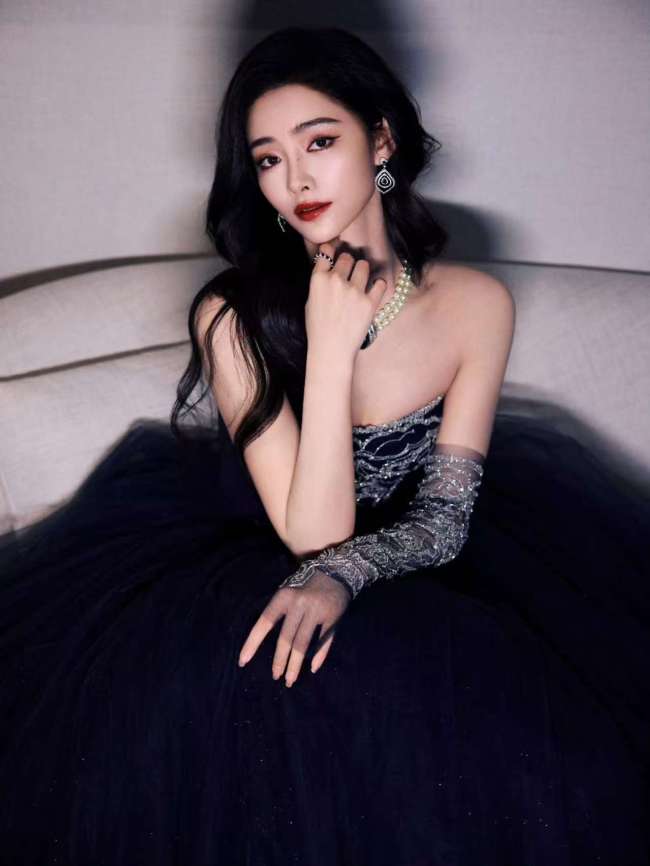 许佳琪穿抹胸纱裙宛如复古美人 锁骨线条格外吸睛