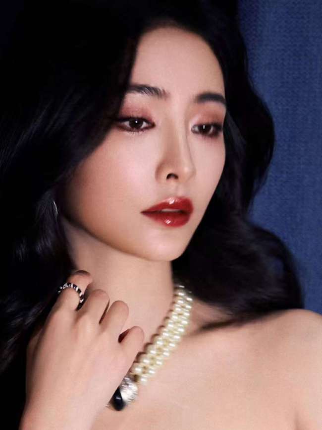 许佳琪穿抹胸纱裙宛如复古美人 锁骨线条格外吸睛