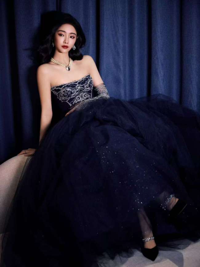 许佳琪穿抹胸纱裙宛如复古美人 锁骨线条格外吸睛