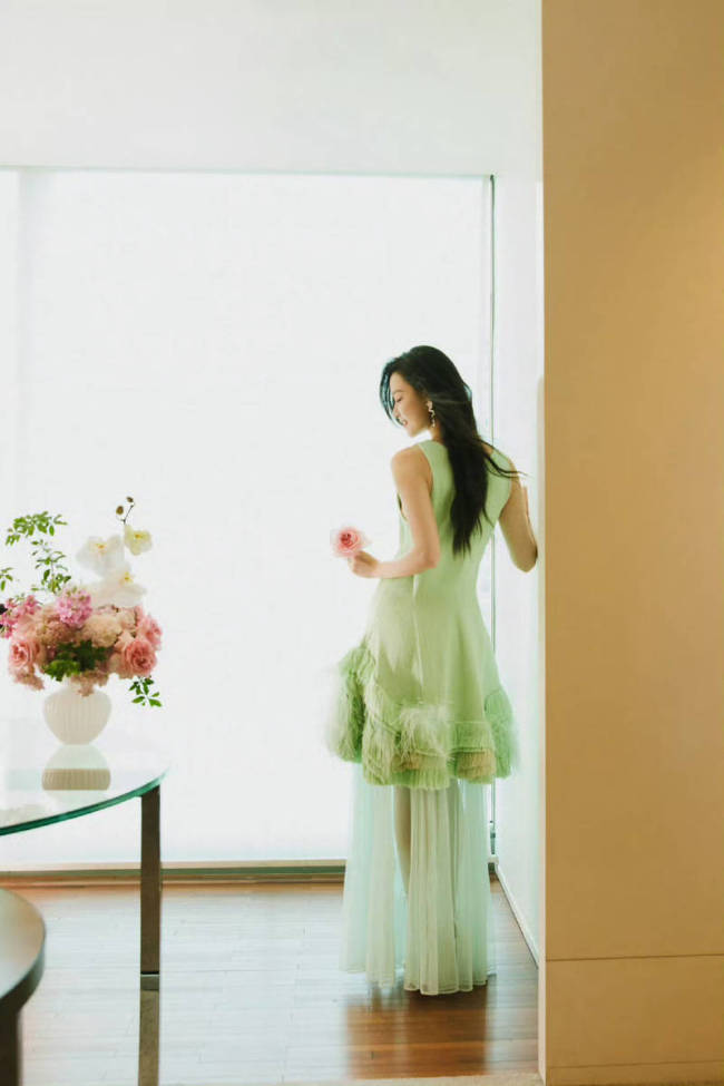 倪妮身穿绿色纱裙自然和谐 手抚芍药花古色生香
