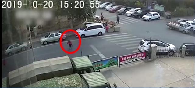 13岁男孩性侵未遂7刀残杀女童,用水泥块压尸体,受害者母亲爆料:我女儿尸骨未寒,他父母为他收容所庆生