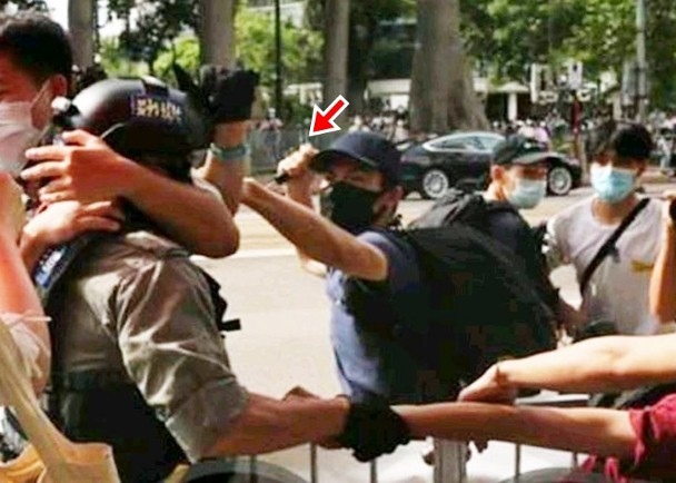 香港男子伤完警连夜逃英国 被亲友举报在机场被抓!