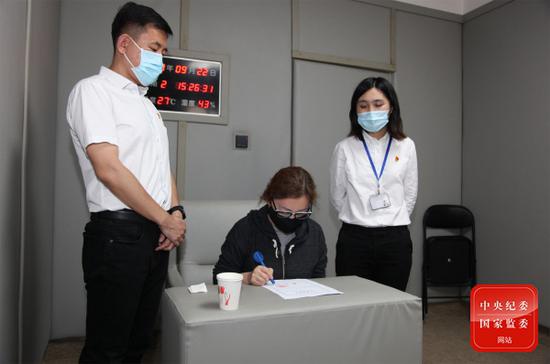 北京市成功劝返外逃22年“红通人员”程宣回国投案