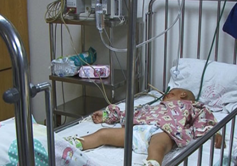 陕西一父亲酒后摔死2岁半儿子，孩子母亲淡定一旁录视频，两人疑因抚养权起争执