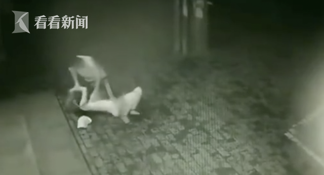 女子遭陌生人殴打拖行还被抢包 殴打抢走财物是否构成犯罪?