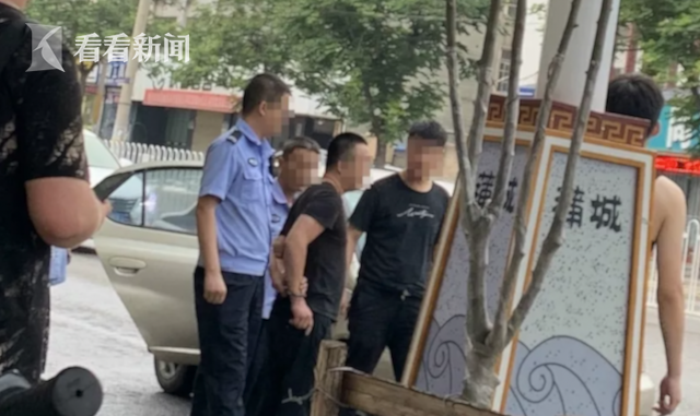 女子遭陌生人殴打拖行还被抢包 殴打抢走财物是否构成犯罪?