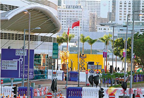 香港警方拘捕3名女子 其中一名15岁女子持"港独"旗