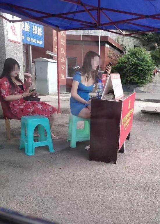 贵州凯里有女子穿低胸装坐服务站?当地回应