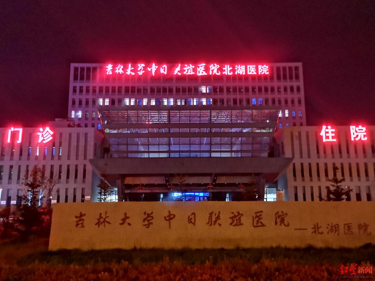 医院门口出车祸伤者求助无人帮 院方:医生不能脱岗