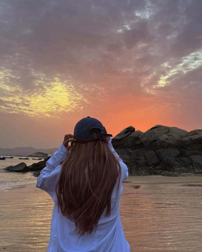 赵露思海边挖沙放空自我 挑战做陶艺心灵手巧